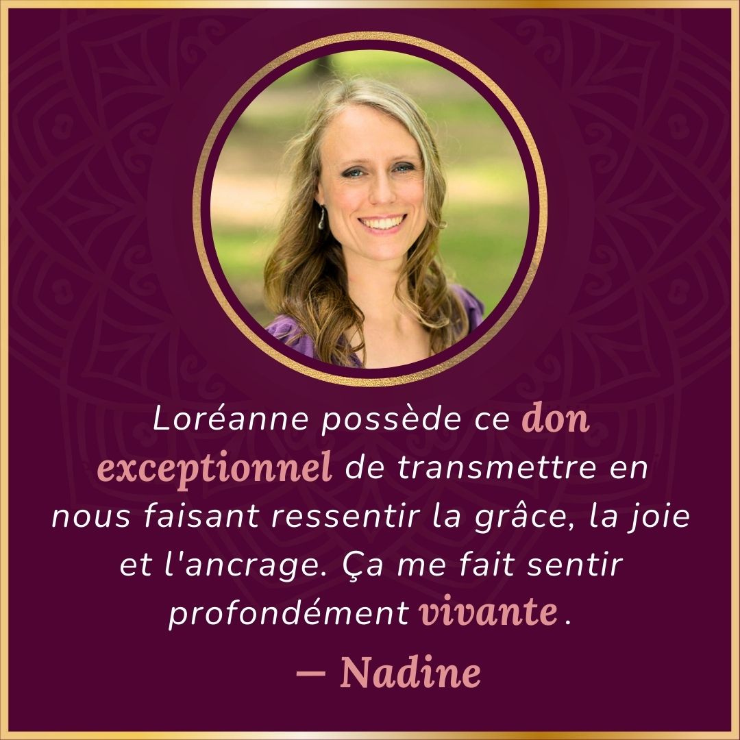 Témoignage sur les services d'Orange Baladi provenant de Nadine sur fond mauve foncé avec sa photo dans un cadre doré en forme de cercle.