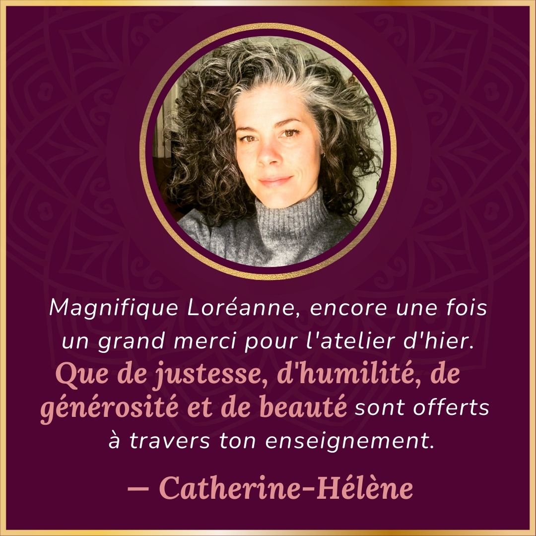 Témoignage sur les services d'Orange Baladi provenant de Catherine-Hélène sur fond mauve foncé avec sa photo dans un cadre doré en forme de cercle.