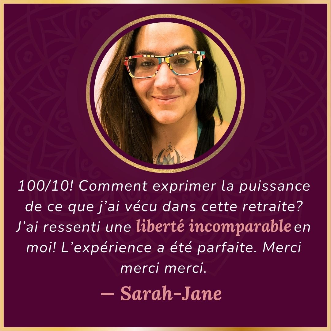 Témoignage sur les services d'Orange Baladi provenant de Sarah-Jane sur fond mauve foncé avec sa photo dans un cadre doré en forme de cercle.