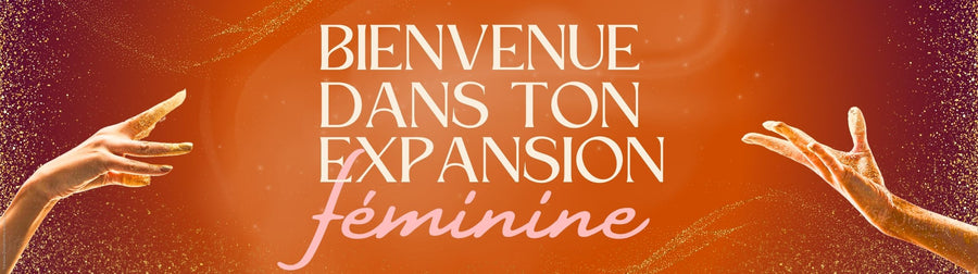 Visuel orange, mauve et scintillant de doré avec des mains féminines entourant l'écriture suivante: Bienvenue dans ton expansion féminine.