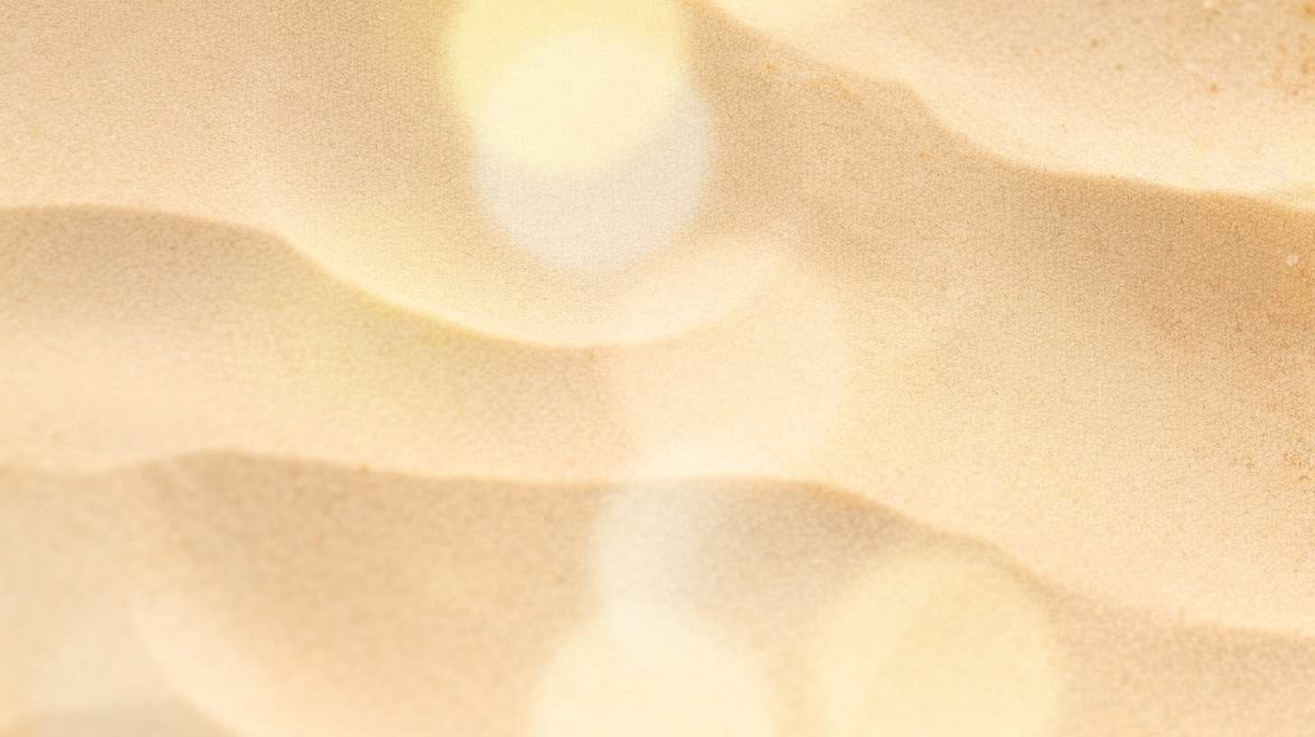 Somptueuse texture de sable avec éclats de lumière, de couleur beige.